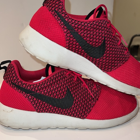Unisex Men’s Nike Roshe Run Fuschia/Black Sneakers US 10.5 - Picture 4 of 7